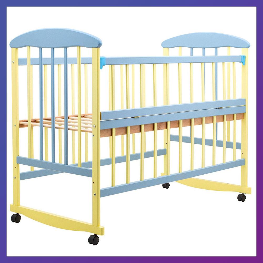 Дитяче ліжечко дерев'яне з вільхи Наталка ОТБО на колесах відкидний бік жовто-блакитний
