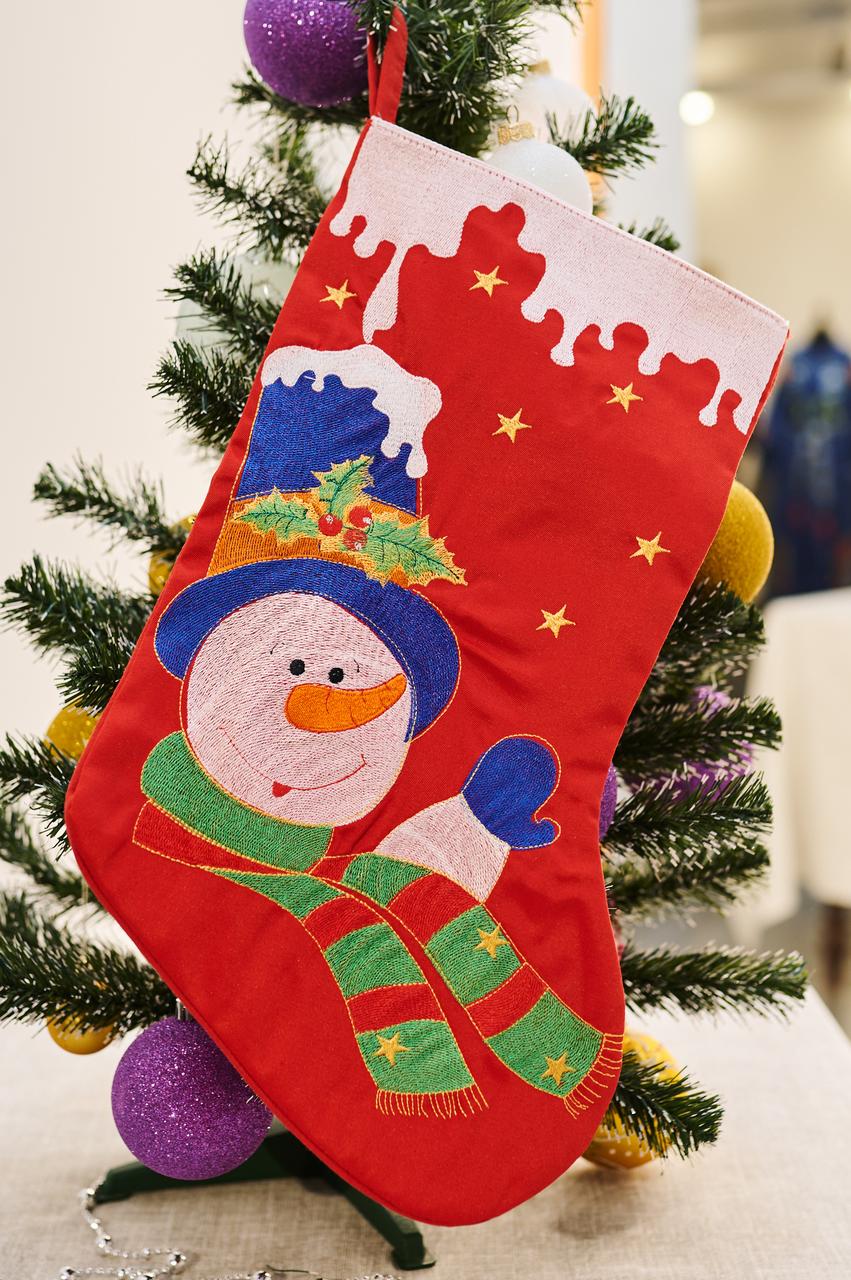 Новорічний подарунковий чобіток, Різдв"яний носок, з вишивкою, червоного кольору, вишивка - сніговик.ПП"Світлана-К"