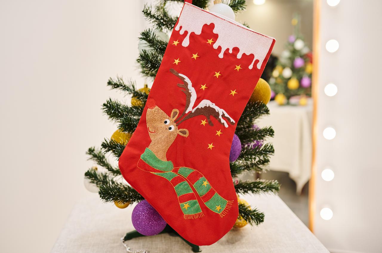 Новорічний подарунковий чобіток, Різдв"яний носок, з вишивкою, червоного кольору, вишивка - Олень.ПП"Світлана-К"