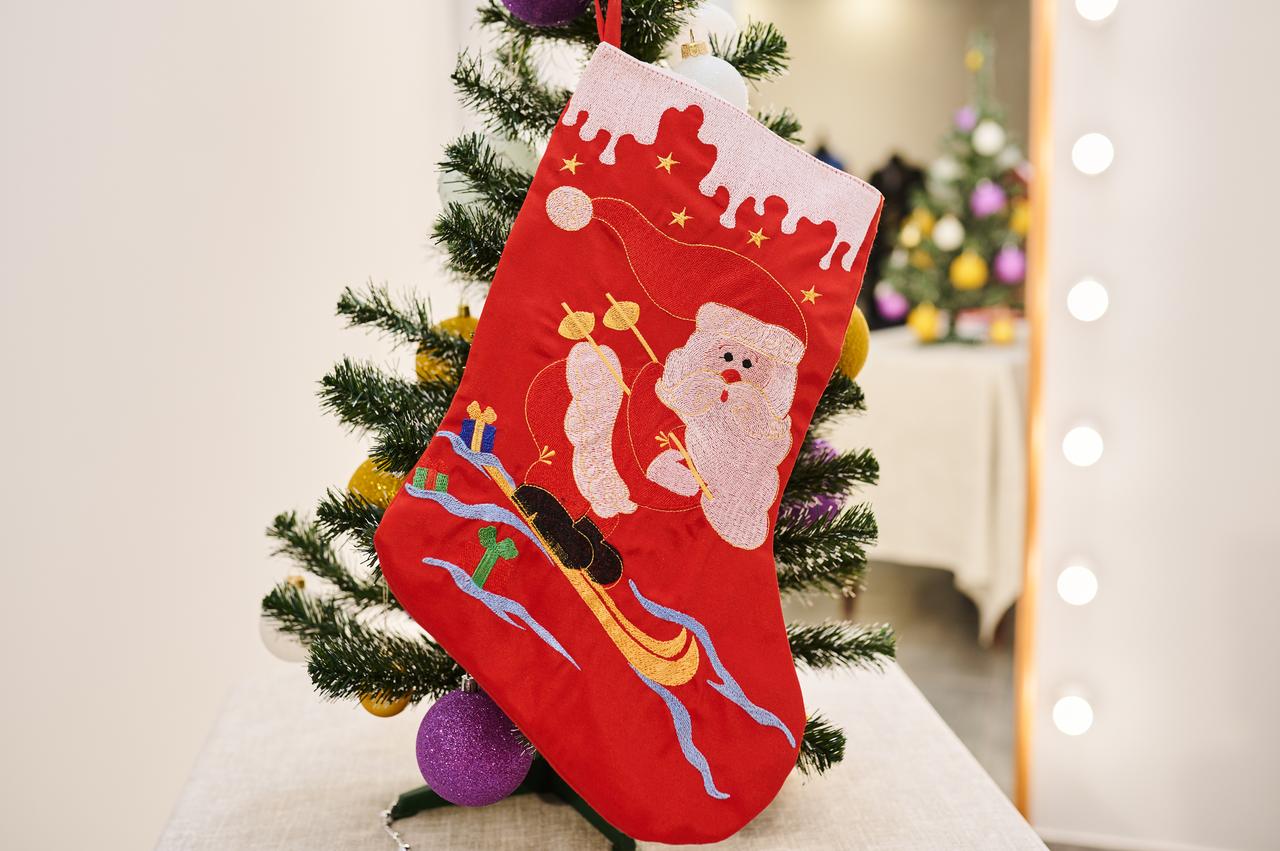 Новорічний подарунковий чобіток, Різдв"яний носок, з вишивкою, червоного кольору, вишивка - Санта.ПП"Світлана-К"