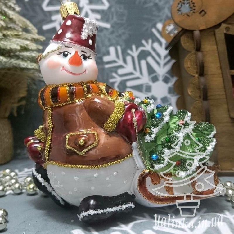 Скляна іграшка на ялинку сніговик з санями та ялинкою    Irena Глянец