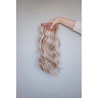 Русый и блонд мелированные волнистые волосы на заколках