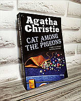 Книга "Cat Among the Pigeons" (Кішка серед голубів), англійською мовою Агата Крісті