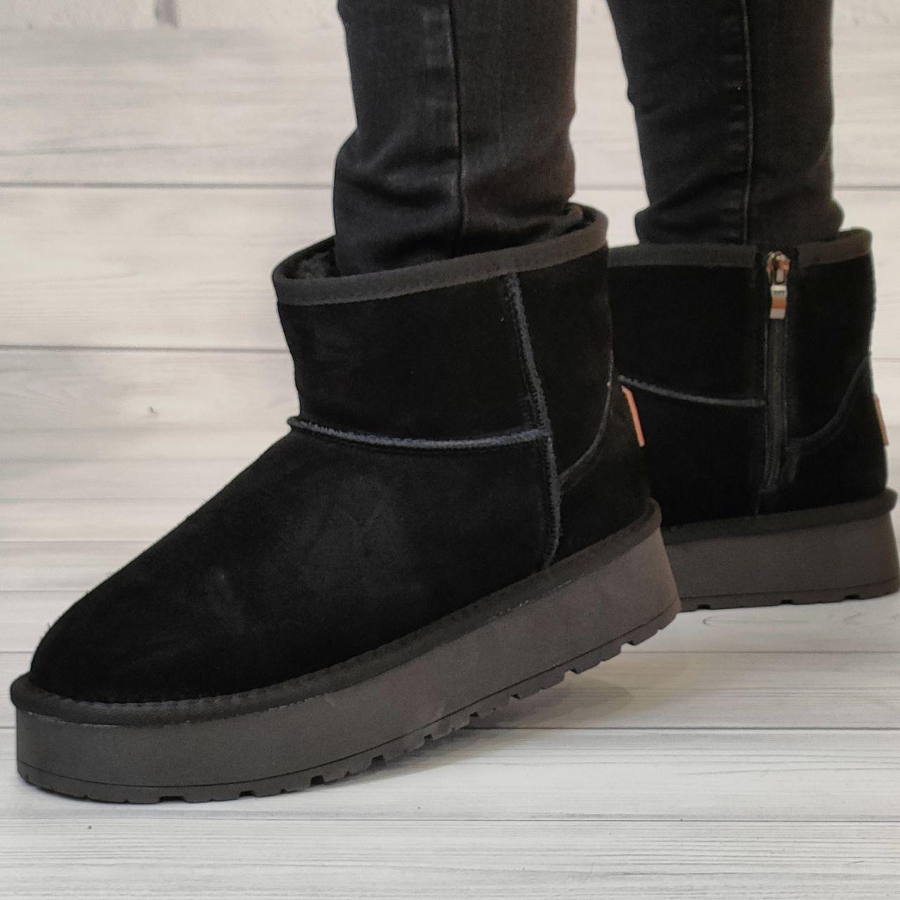 Жіночі зимові теплі замшеві короткі чорні уги на товстій підошві, фото 1