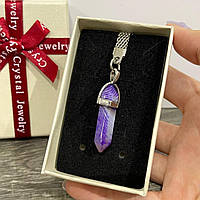Натуральный камень Фиолетовый агат с прожилками в виде кристалла шестигранника на брелке - подарок в коробочке