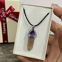 Натуральный камень Фиолетовый агат с прожилками в виде кристалла шестигранника на шнурке - подарок в коробочке