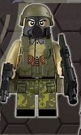 Фигурка военный спецназовец в зеленом камуфляже в каске с противогазом и оружием