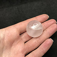 Шар сфера натуральный розовый кварц шар из розового кварца 28 мм.