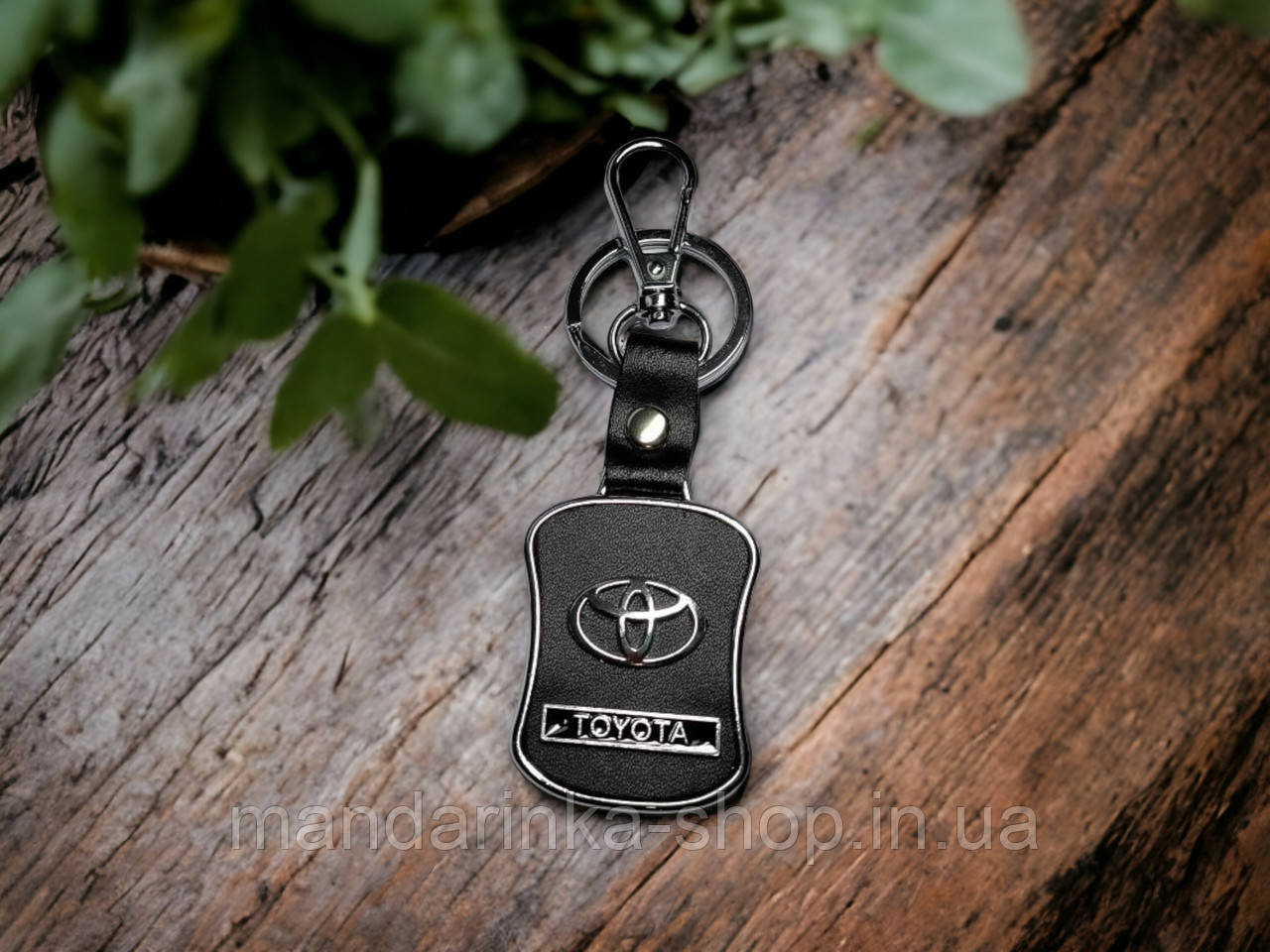 Брелок з логотипом авто Toyota, карабін та кільце, металевий зі вставками натуральної шкіри.