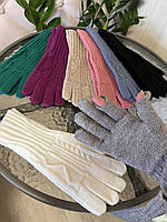Тепленькие женские перчатки с прорезями на пальчиках для гаджетов
