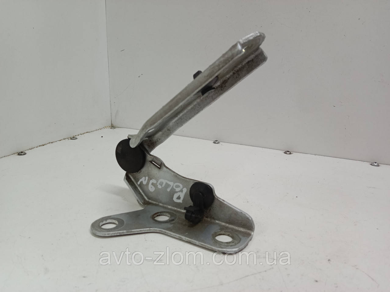 Петля капота Volkswagen Polo 9N, Поло. Ліва. 6Q0823301B., фото 1