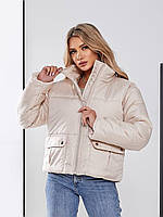 Женская короткая курточка на молнии с накладными карманами и высоким воротником