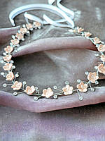 Тонкий весільний віночок із квітами з полімерної глини та маленькими кришталевими біконусами
