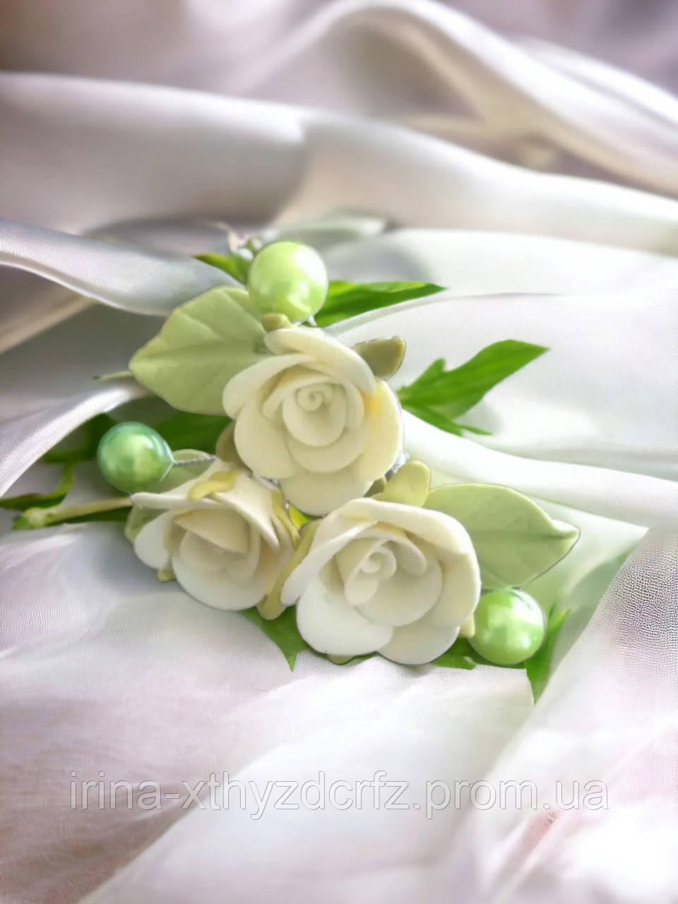Весільні шпильки з трояндами кольору айворі з полімерної глини та зеленими листочками для зачіски