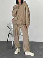 Бежевый женский костюм из вельвета: кофта с капюшоном и штаны на манжете с объёмными накладными карманами