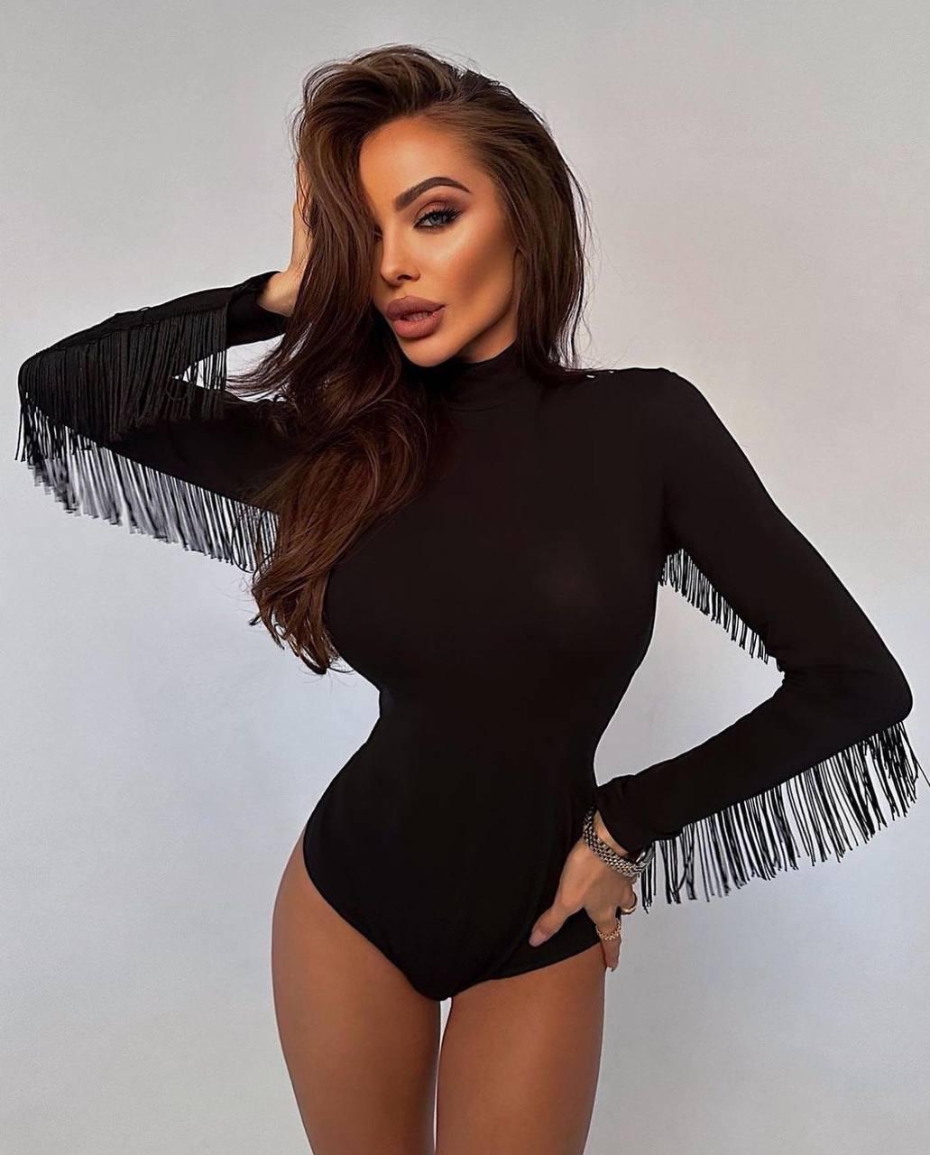 Чорне жіноче боді з бахромою під тон на рукавах із мікродайвінгу, фото 1