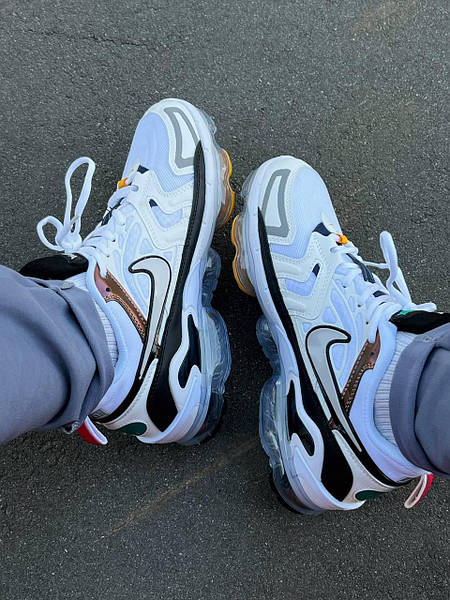 Vapormax tn shop white and black