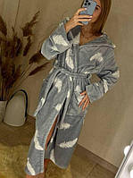 Женский теплый длинный плюшевый халат серый с перьями