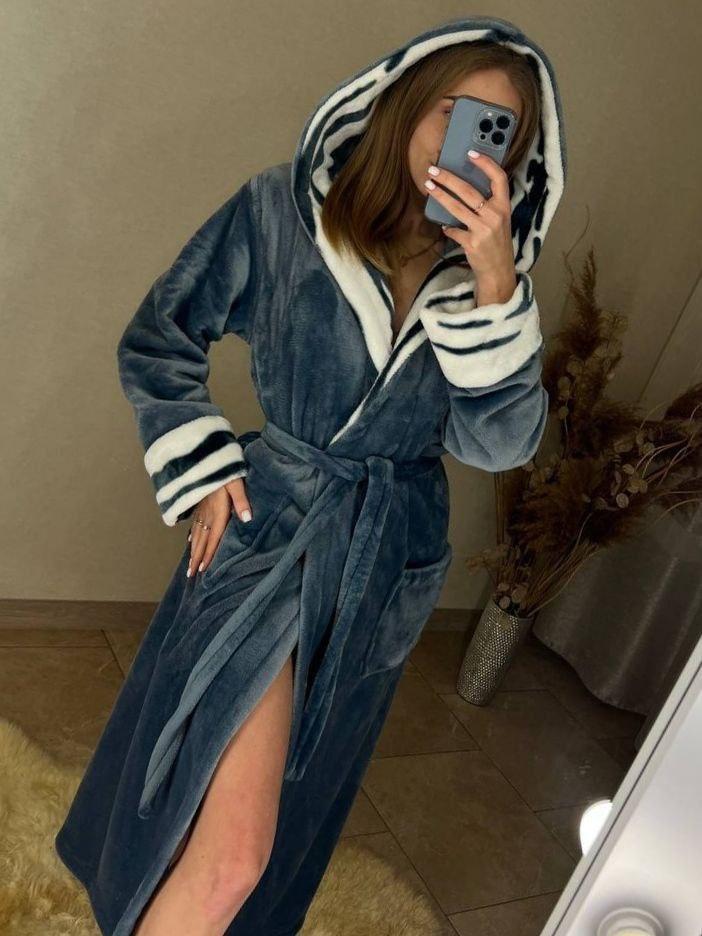 Жіночий довгий махровий халат сірого кольору з капюшоном і поясом