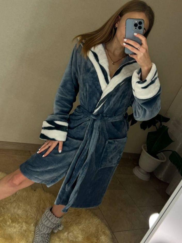 Жіночий теплий плюшевий халат із капюшоном сірого кольору