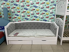 Диван-Ліжко з м'якими краями в білому кольорі.