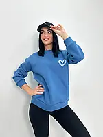 Жіночий теплий вільний світшот у кольорах із принтом на грудях