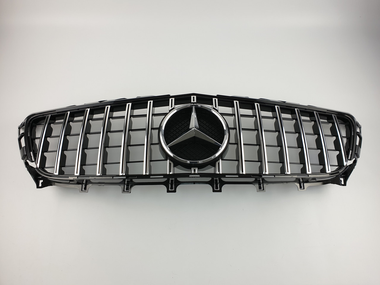 Решетка радиатора на Mercedes CLS-Class C218 2011-2014 год GT Panamericana ( Черная с вертикальными хром полос - фото 2 - id-p2032191756