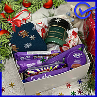 Подарочный набор с новогодними носками и вафельками Milka, подарок с печеньем, батончиками и конфетами