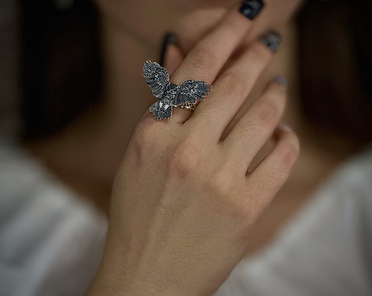 Срібна каблучка "Сова" чернена — символ мудрості та сили в кожному русі, фото 1