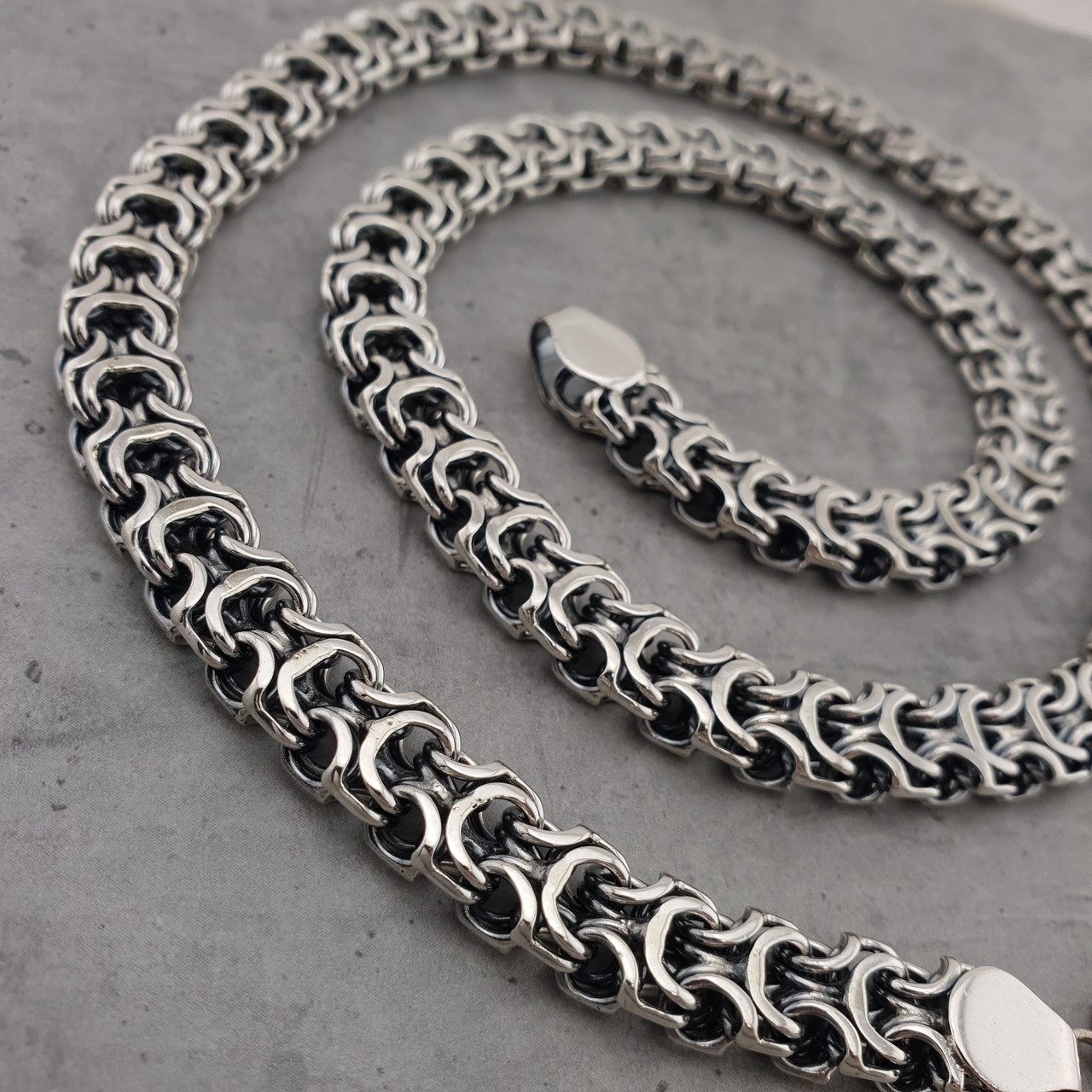 Брутальные серебряные модели - отличный выбор для подарка в интернет-магазине «Серебряная планета»