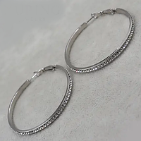 Серьги кольца серебристого цвета Fashion Jewerly со стразами застёжка булавка диаметр 7 см