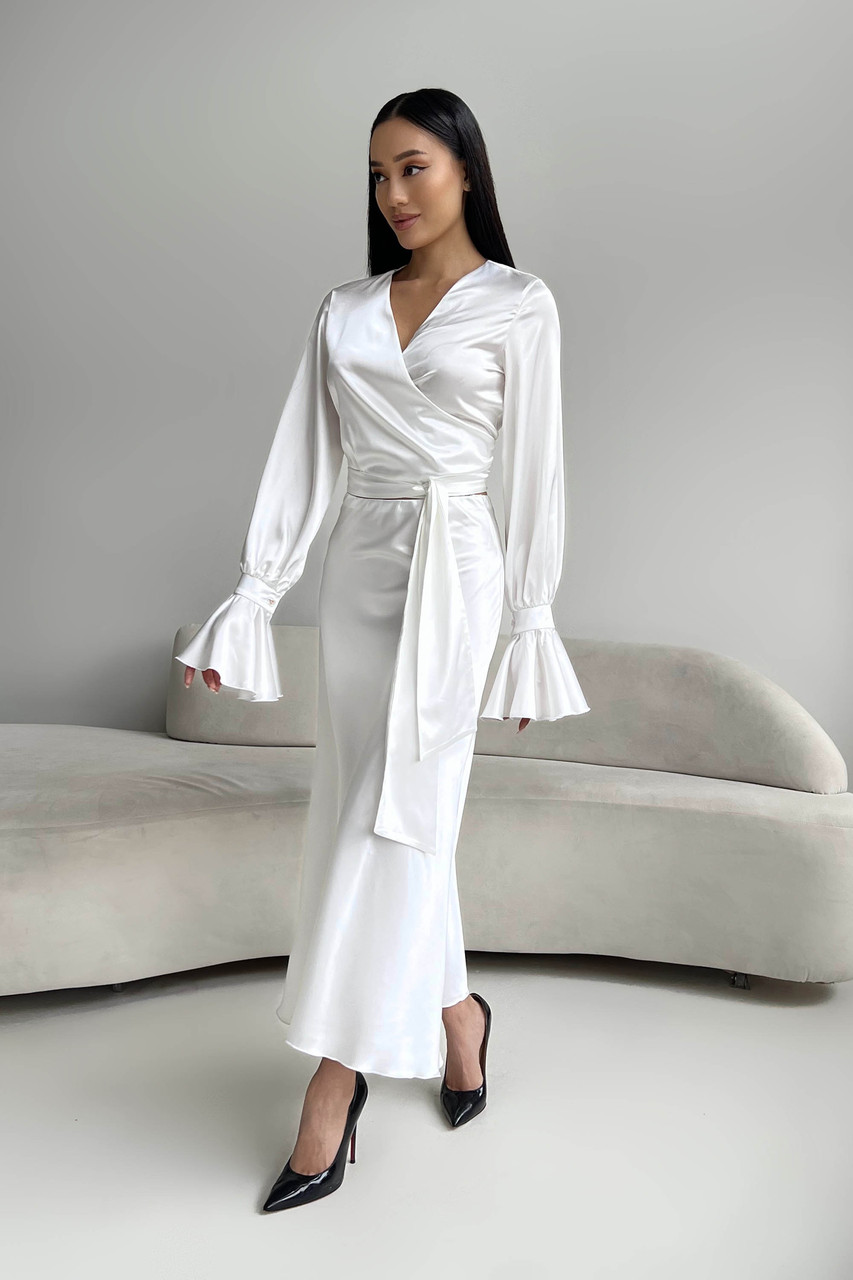 Ошатний жіночий костюм зі спідницею міді та блузкою білий вечірній атласний