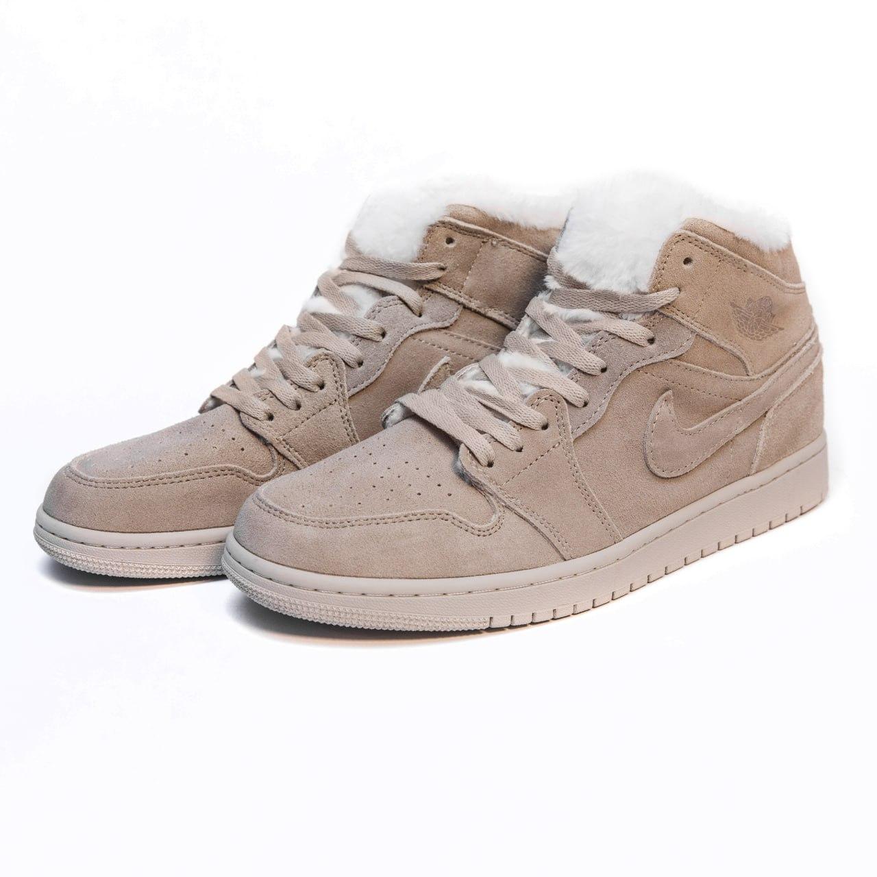 Чоловічі зимові кросівки Nike Air Jordan 1 Retro (бежеві) високі стильні кеди з хутром 2520топ, фото 1