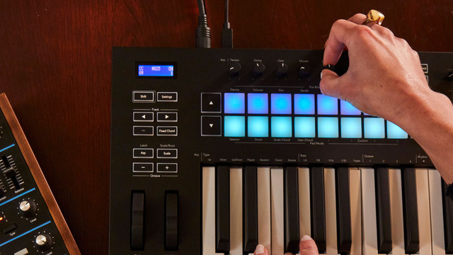 ᐉ Замовити MIDI-клавіатура NOVATION Launchkey 25 MK3 за доступною