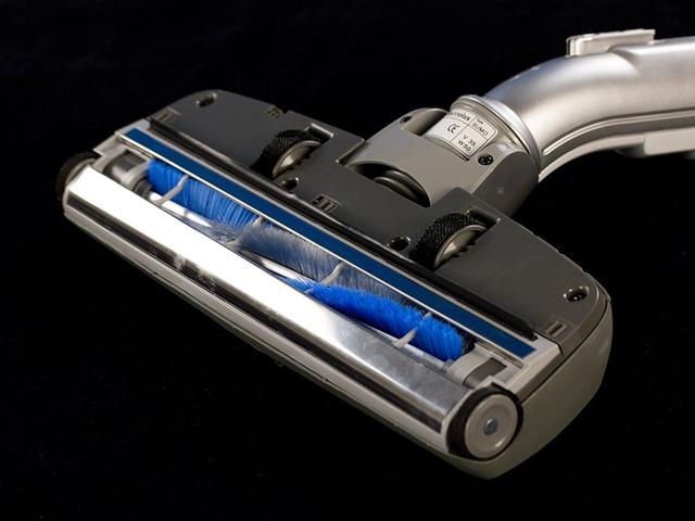 чистка щітки пилососа