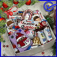 Вкусный подарочный набор на новый год с теплыми новогодними носками, шоколадным яйцом и печеньем