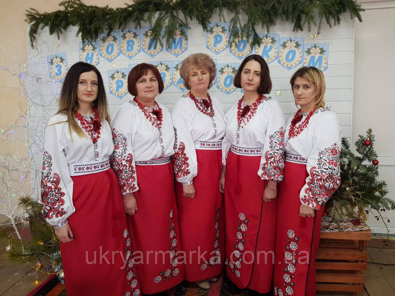 Український національний костюм з вишивкою