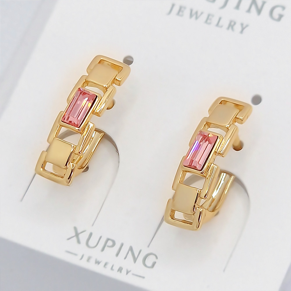 Сережки XР. Позолота 18К. Камені: Swarovski рожевого кольору. Довжина: 18 мм. Ширина: 5 мм.