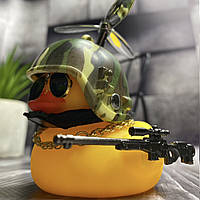 Резиновая утка в авто с аксессуарами, уточка в шлеме с оружием