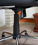 Офісне крісло Балі-люкс Richman хром чорне м'яке сидіння, фото 6