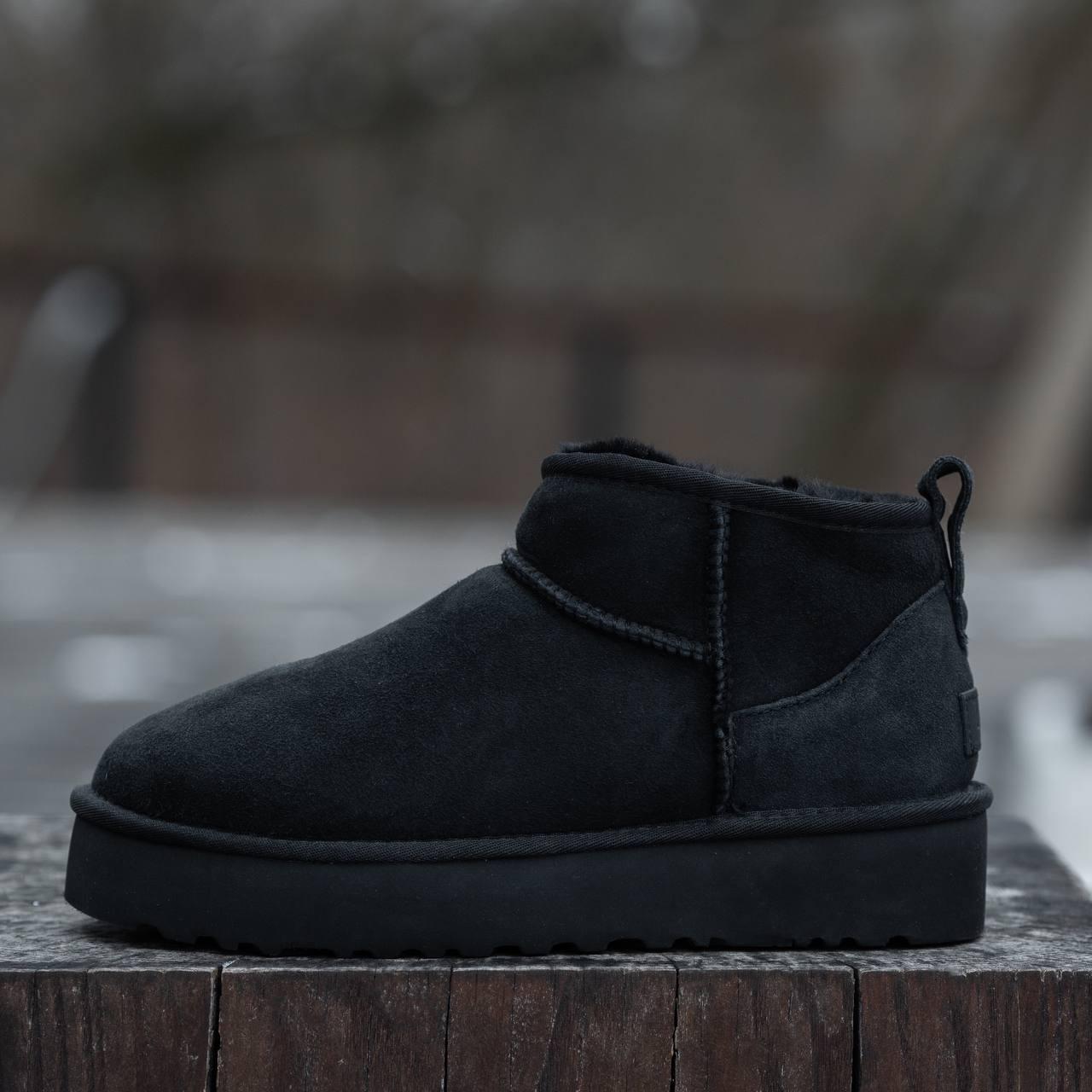 Жіночі зимові UGG Classic Ultra Mini Platform Black Suede, теплі чорні замшеві уггі классік ультра міні на платформі черевики угі, фото 1