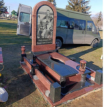 Пам'ятник з аркою із граніту 1400*2200