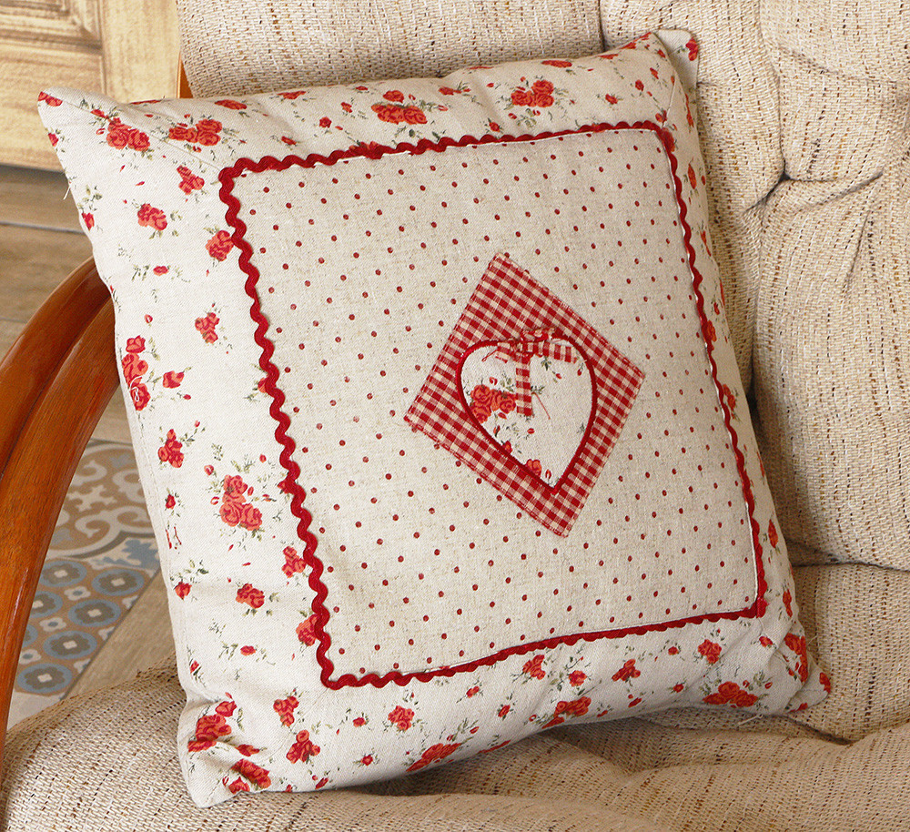 Подушка бежева-Серце з трояндами 204198