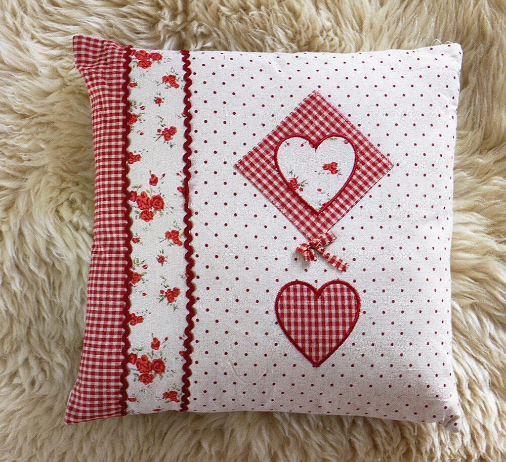 Подушка червона з сердечками 204200
