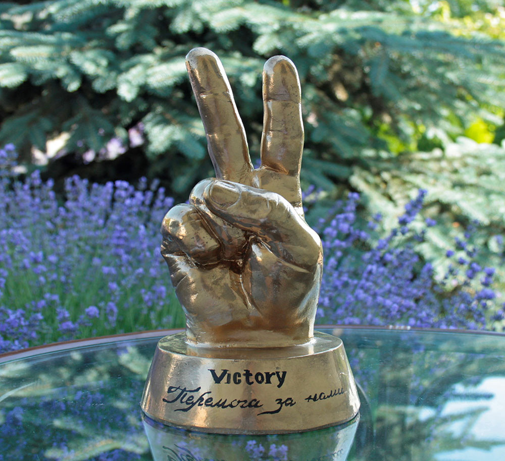 Статуетка Рука "VICTORY" + Напис 23 см СП513-2 зол.