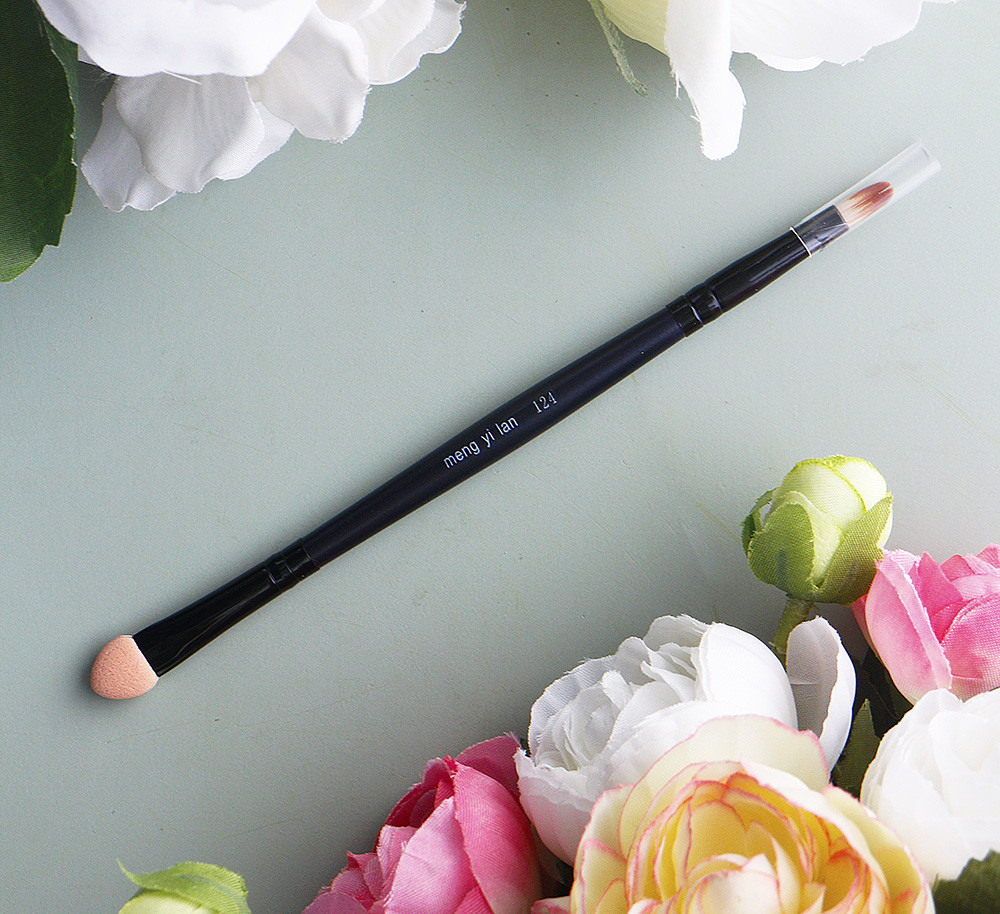 Двосторонній пензель з аплікатором та пензлем для помад 124