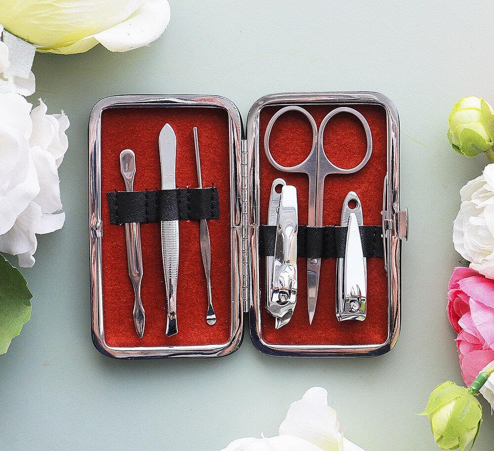 Набір для манікюру у футлярі на 6 предметів. 8636