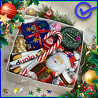Готовый подарочный набор на новый год для взрослых и детей с шоколадными вкусностями, игрушкой и носками
