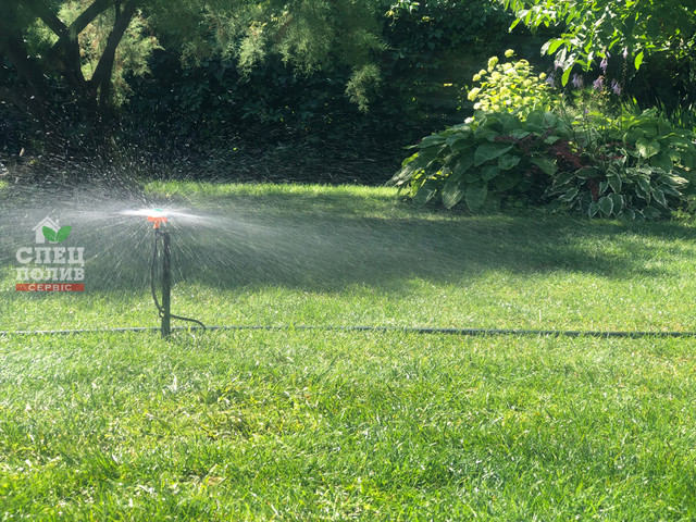 Дождеватель для полива на стойке
