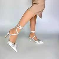 Женские белые атласные туфли на шпильке с банктиком на завязках